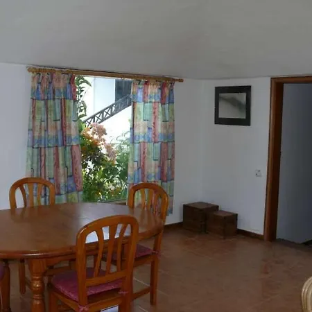 Sleeps 8 Pool Wifi Apartment