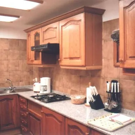 Sleeps 8 Pool Wifi Apartment